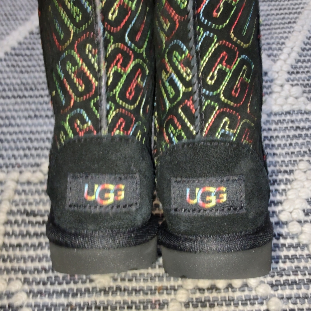 UGG Classic II Graphic Stitch Suede Boot Size 9 kids - Picture 4 of 11